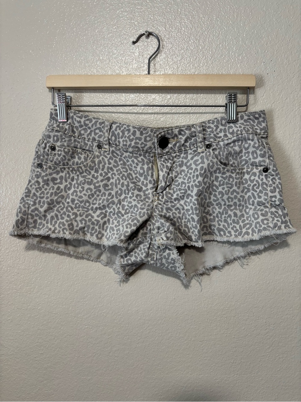 Hotty Gray Leopard Print Frayed Denim Shorts size 5